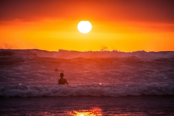 Ein schicker Sonnenuntergang verschmilzt mit dem Meer