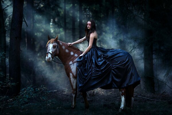 Ragazza a cavallo nella foresta di notte