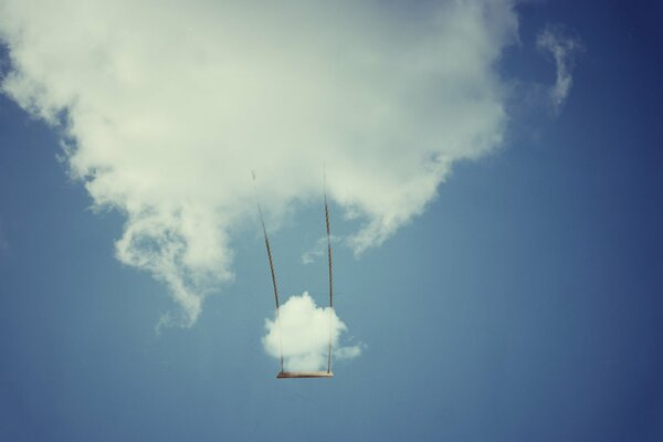 Columpio de una nube en el cielo azul