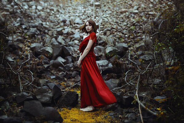 Ragazza in rosso nella foresta