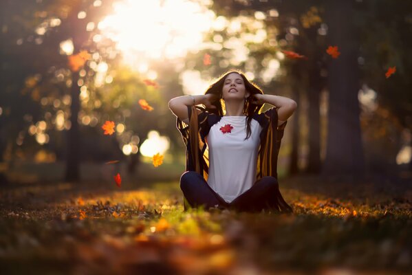 Mañana de otoño. Chica sentada en la naturaleza