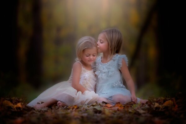 Dwie małe dziewczynki w parku