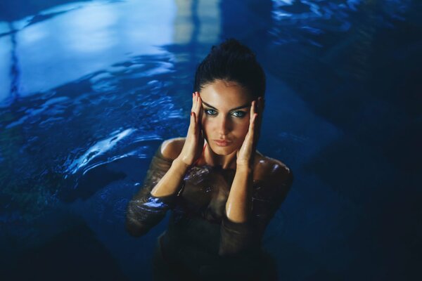 Photo de David olcarni avec une fille dans l eau