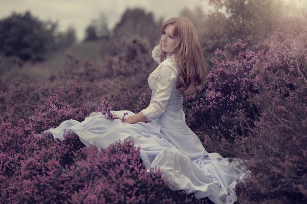 Chica en un Prado floreciente