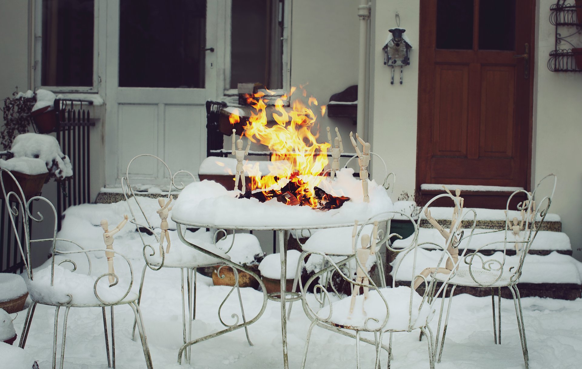 david olkarny fotografie fotograf holz mann ikea männer winter schnee lagerfeuer feuer