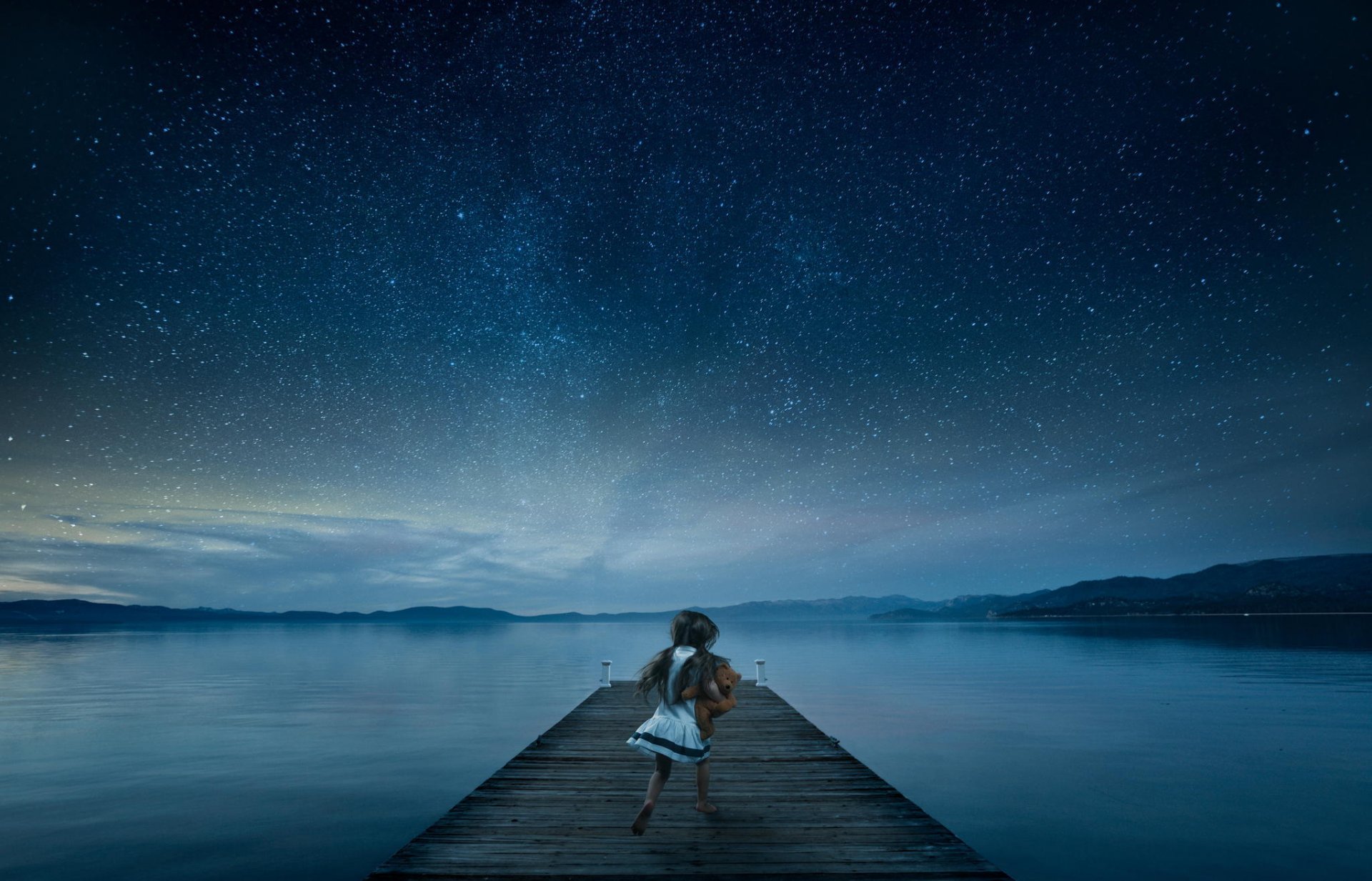 chica juguete muelle cielo estrellado