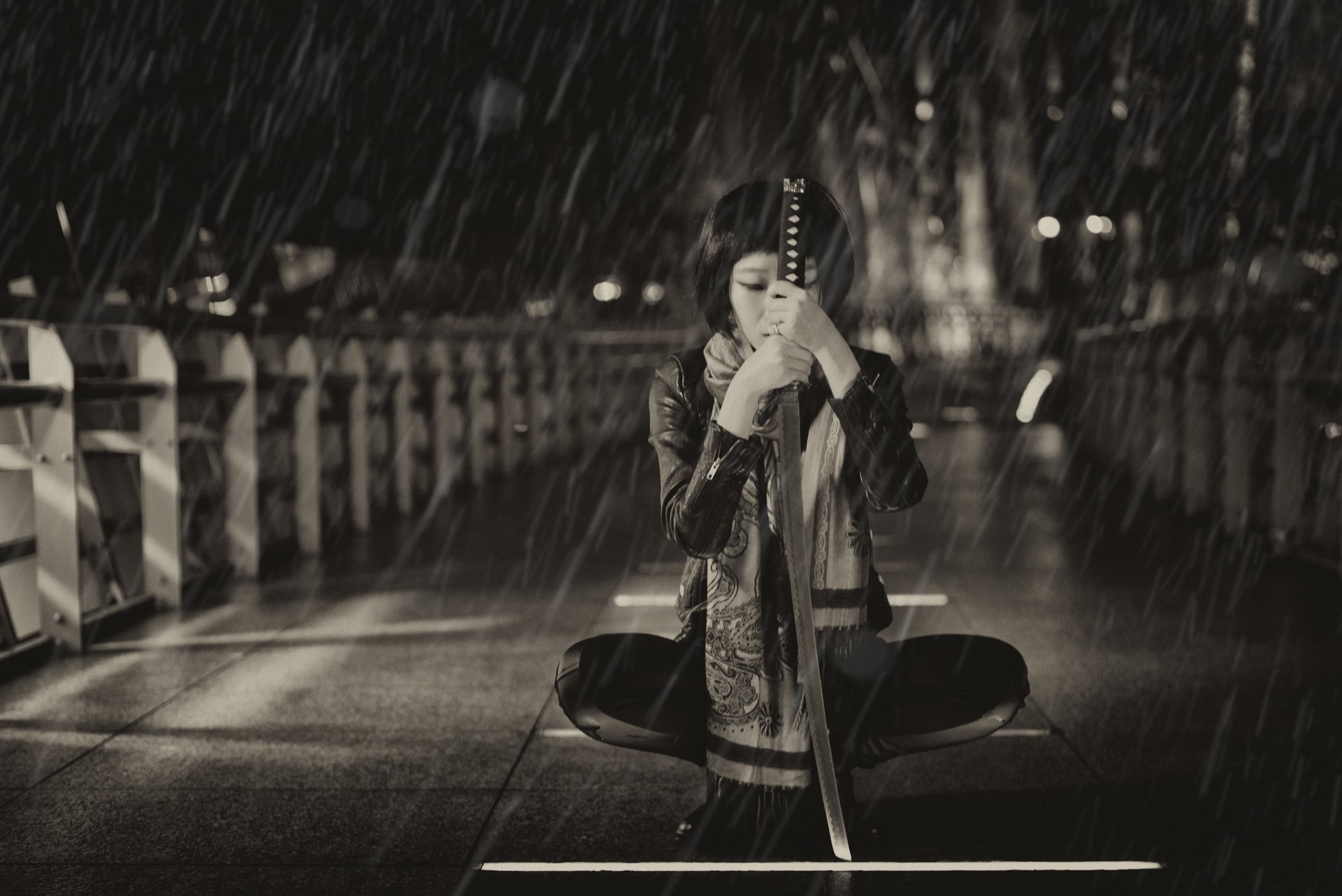 chica asiático katana espada lluvia fondo