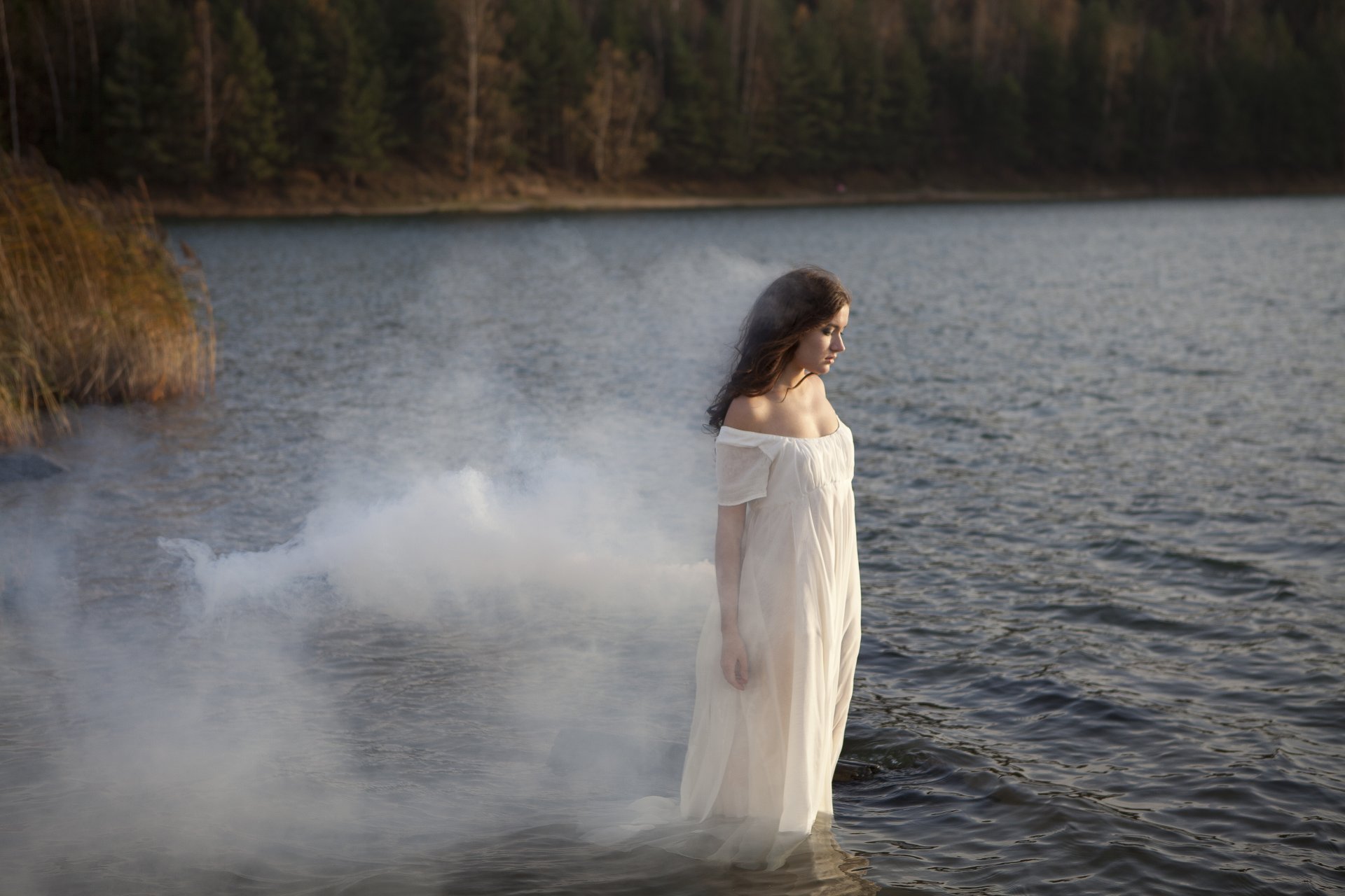 chica pelo oscuro río vestido humo