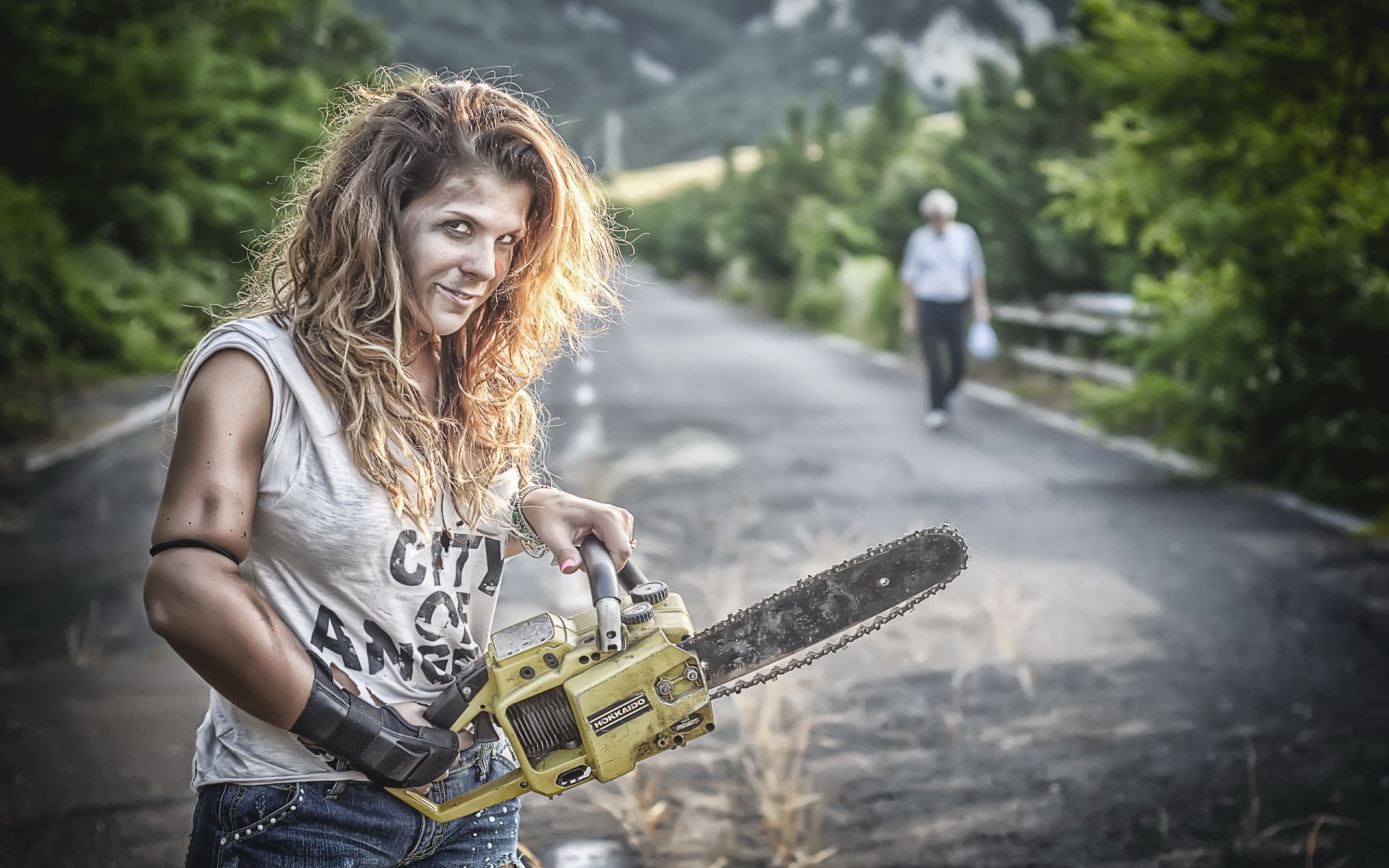 la jeune fille à la tronçonneuse la situation