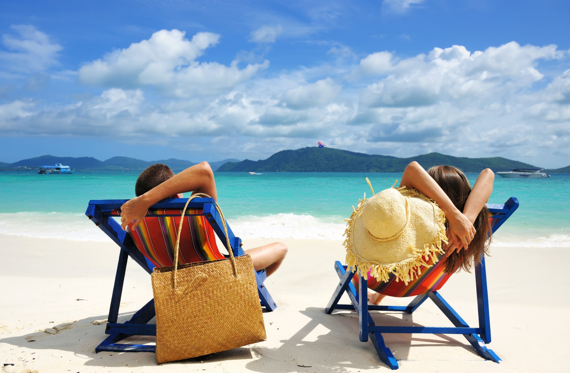 vacaciones relajarse hombre mujer niño niña playa arena mar agua cielo nubes islas silla de playa bolso sombrero verano barcos tropical paisaje naturaleza