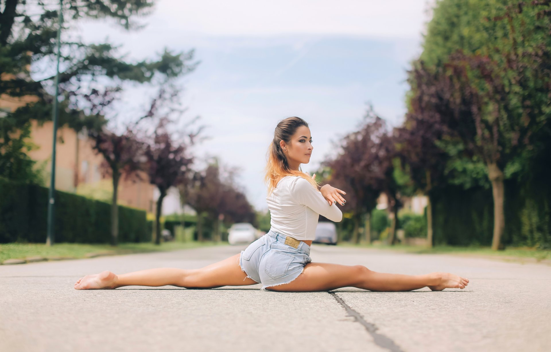 unterwegs mädchen shorts schnur stretching