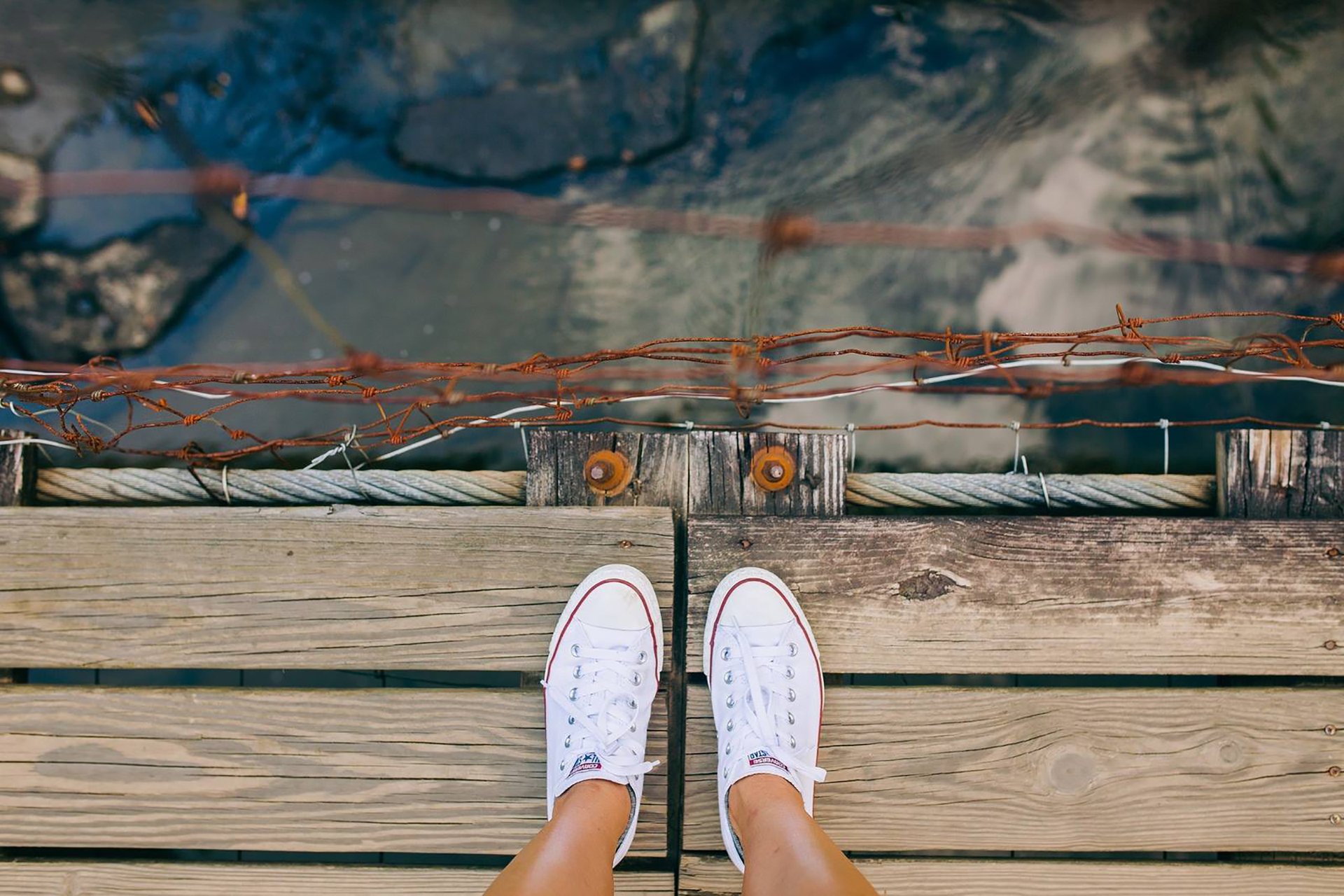 füße turnschuhe schuhe brücke brücke fluss ansicht perspektive von oben