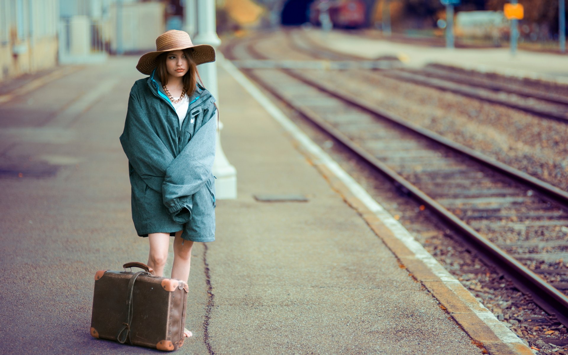 la jeune fille de la gare des valises