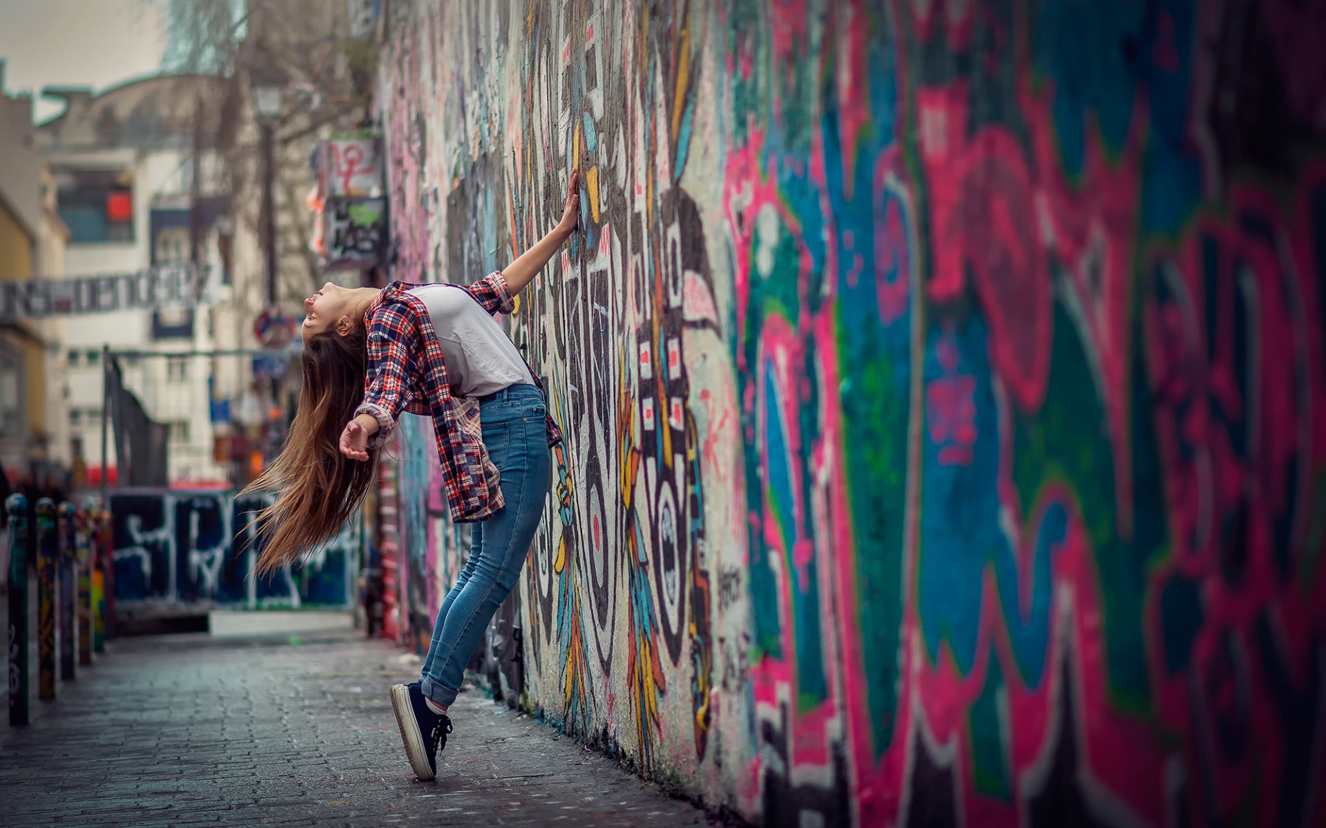 la jeune fille la danse la ville un mur de graffiti