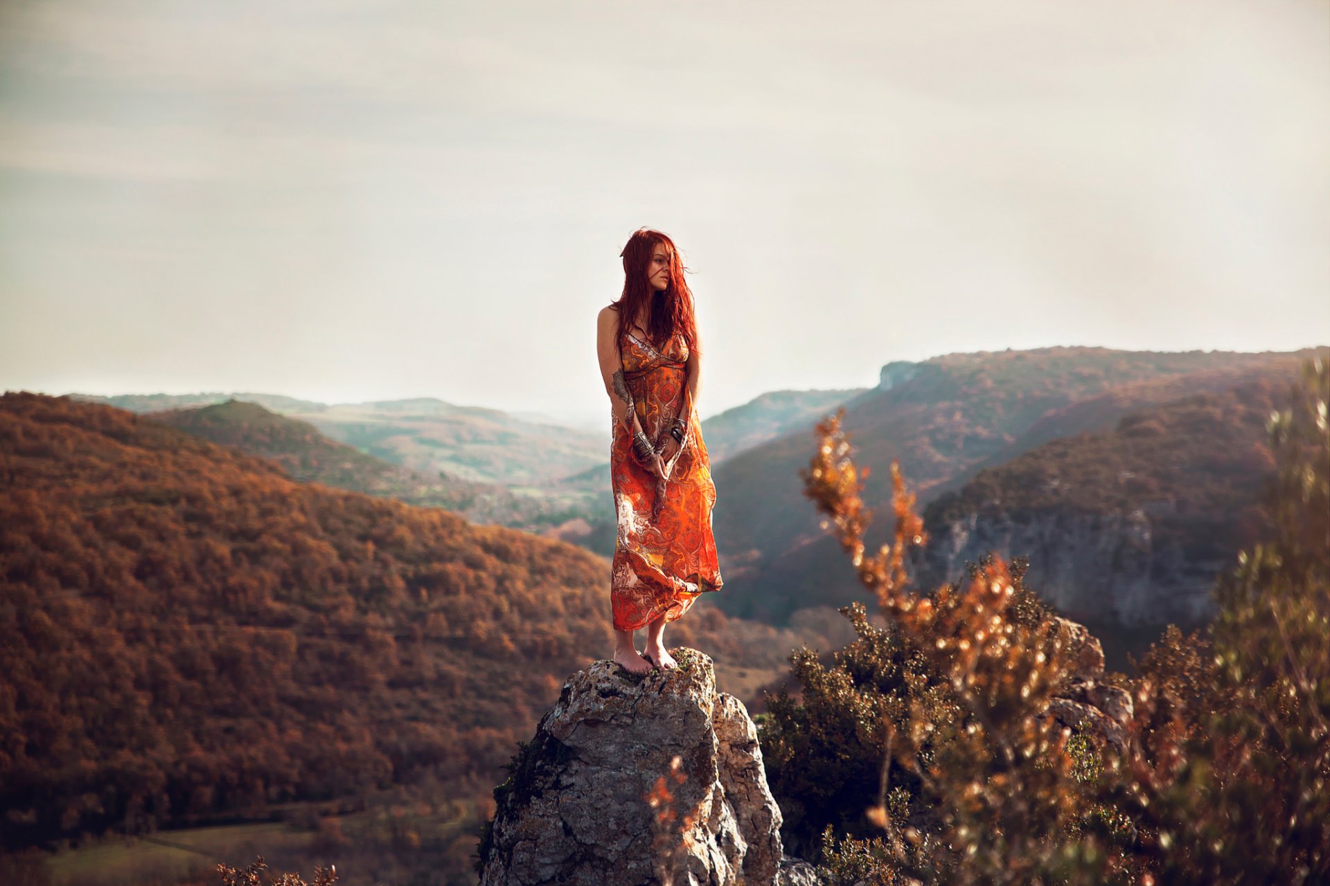 le paysage la pierre la hauteur la vue la jeune fille