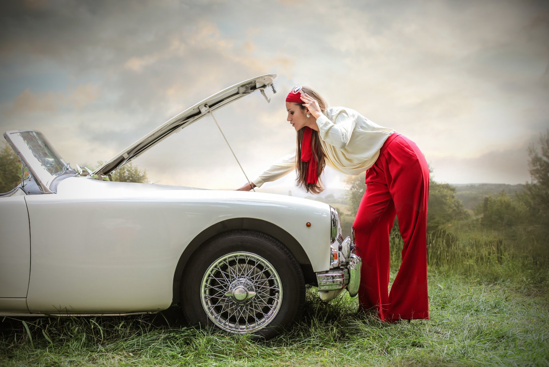 attirant élégante jolie jolie fille perdu nulle part de rectification de voiture belle gentille fille et de la casse