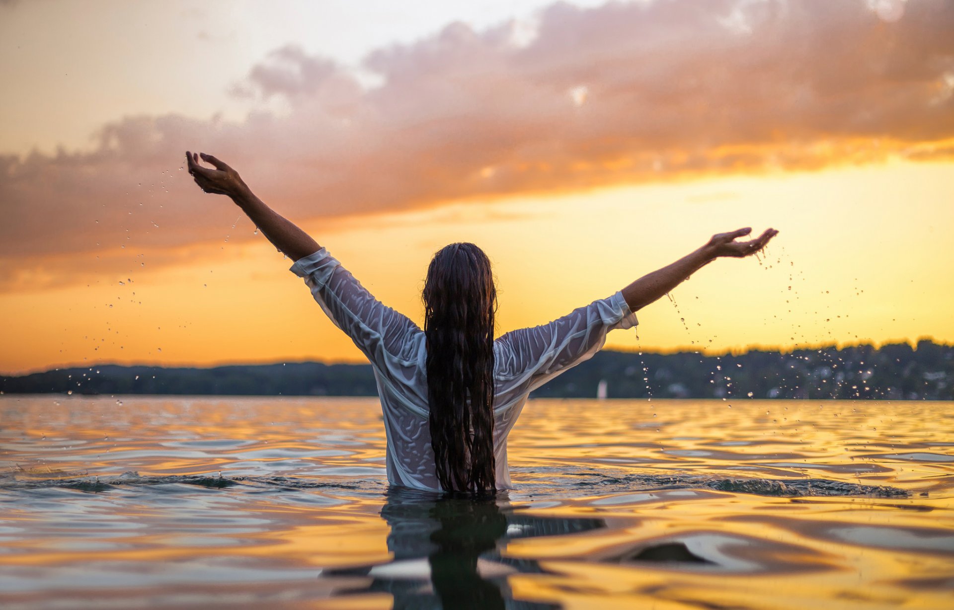 verónica chica en el agua camisa mojado splash silut al atardecer