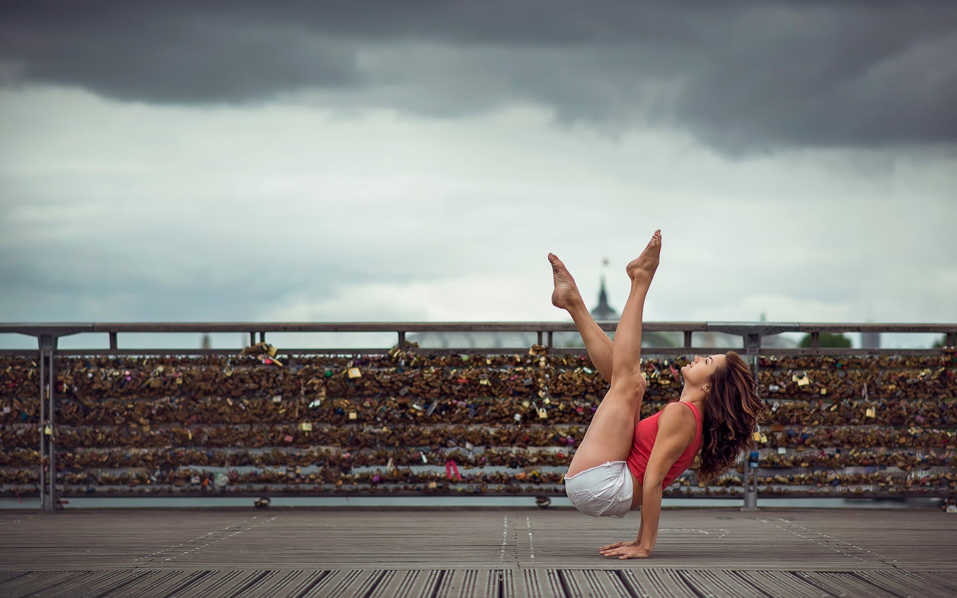 emily caillon la jeune fille la danse les shorts les pieds la grâce