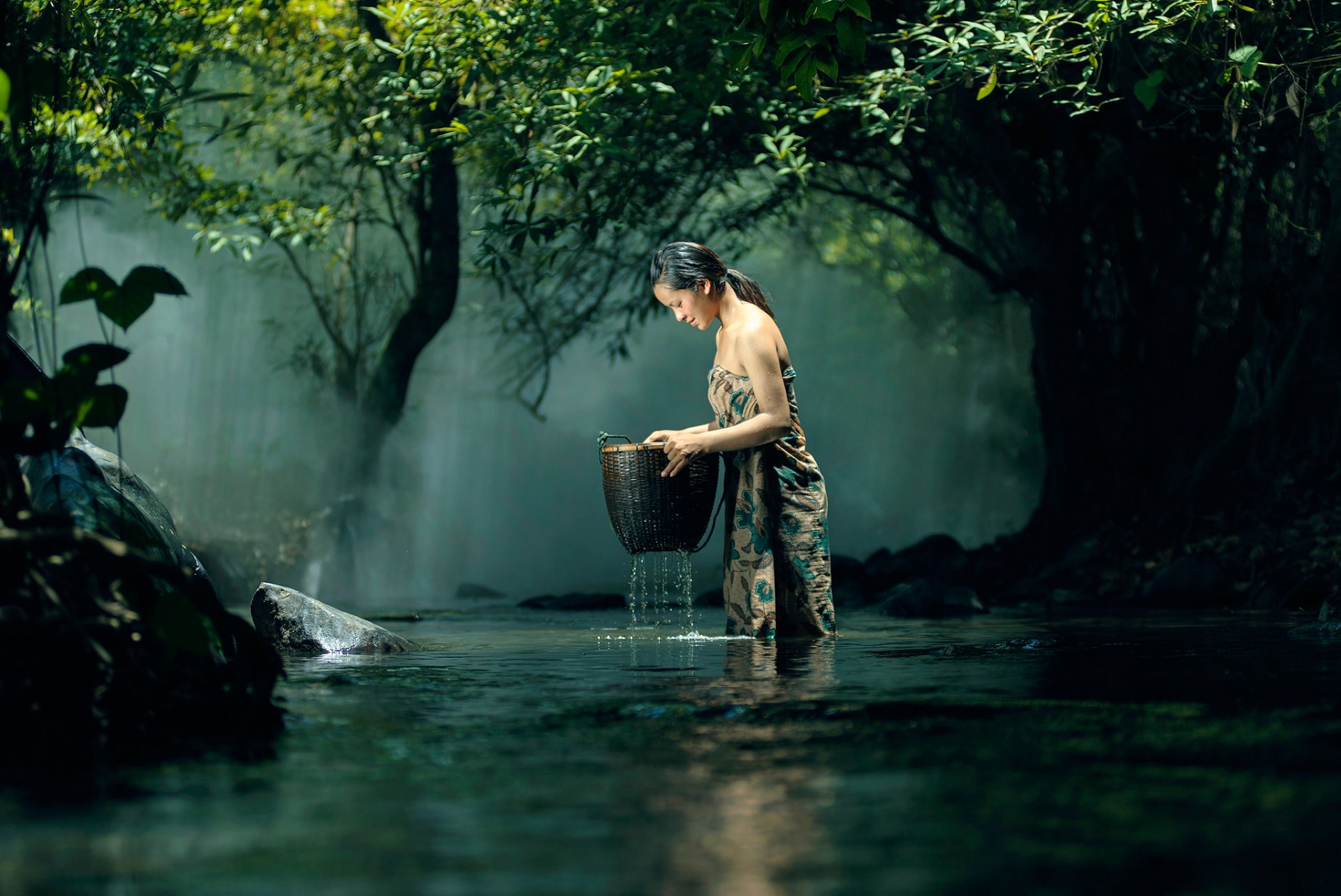 la jeune fille d un ruisseau d un panier de l eau