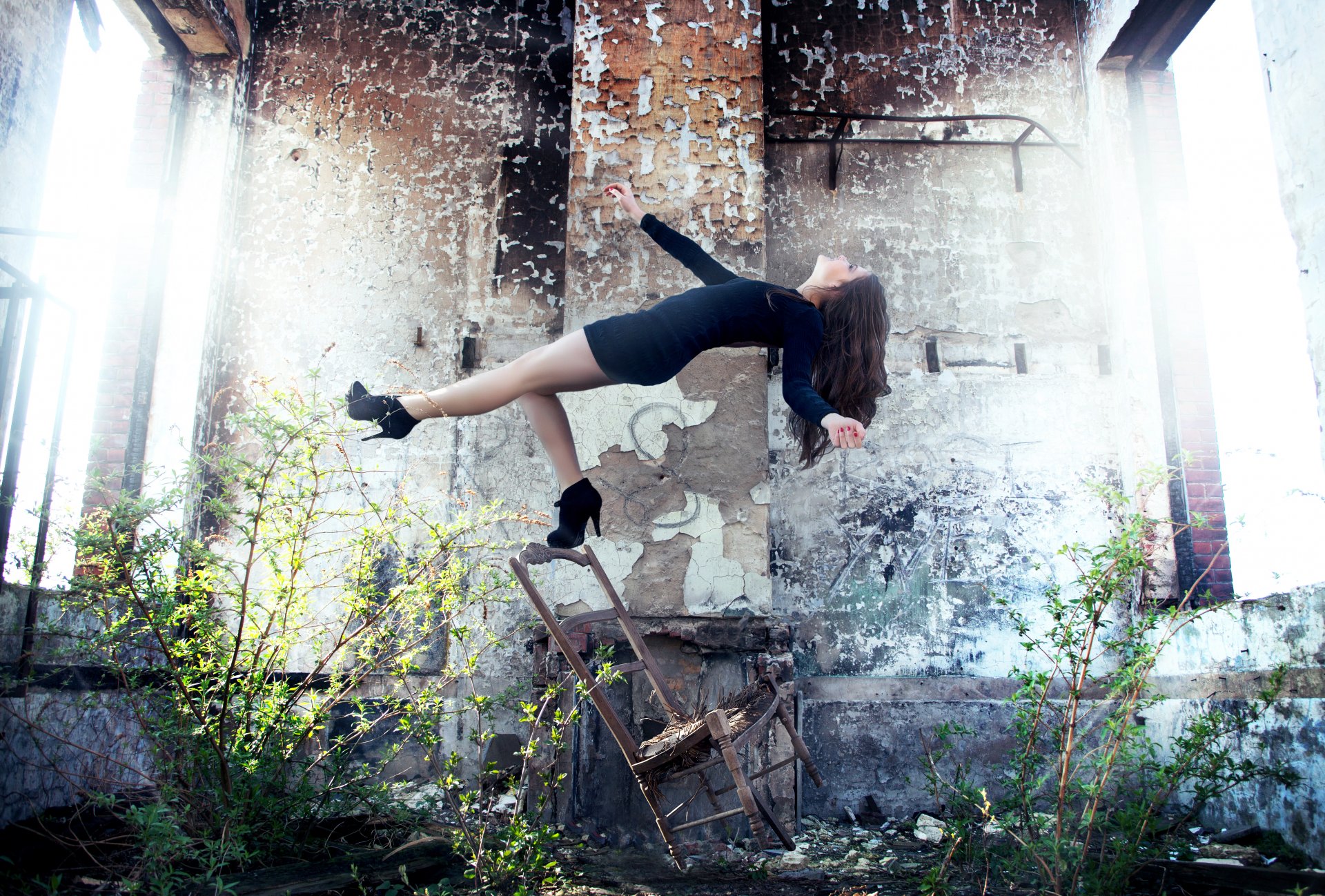 david olkarny photos photographe la jeune fille la chute la robe la chaise les ruines de