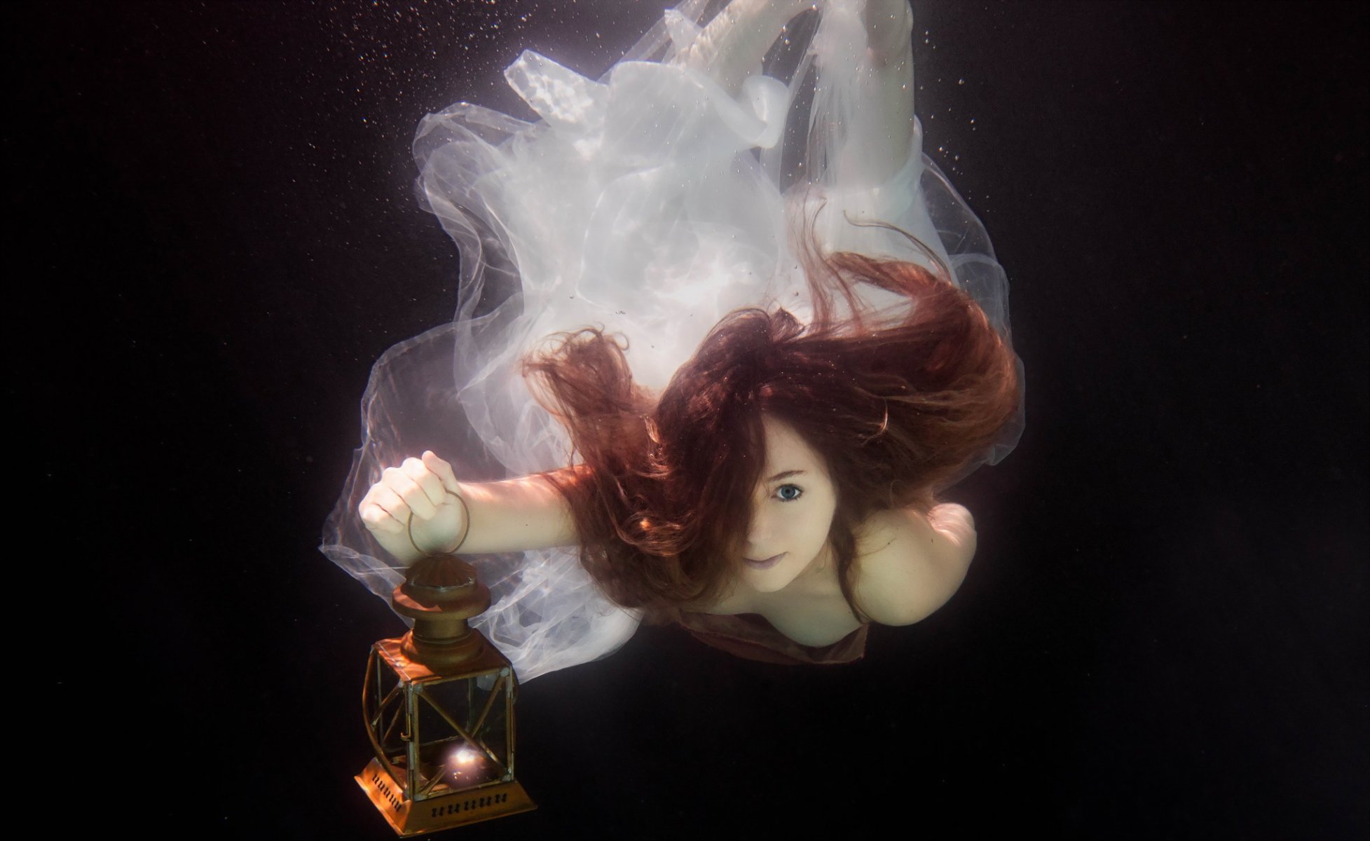 la jeune fille de la lampe de l eau