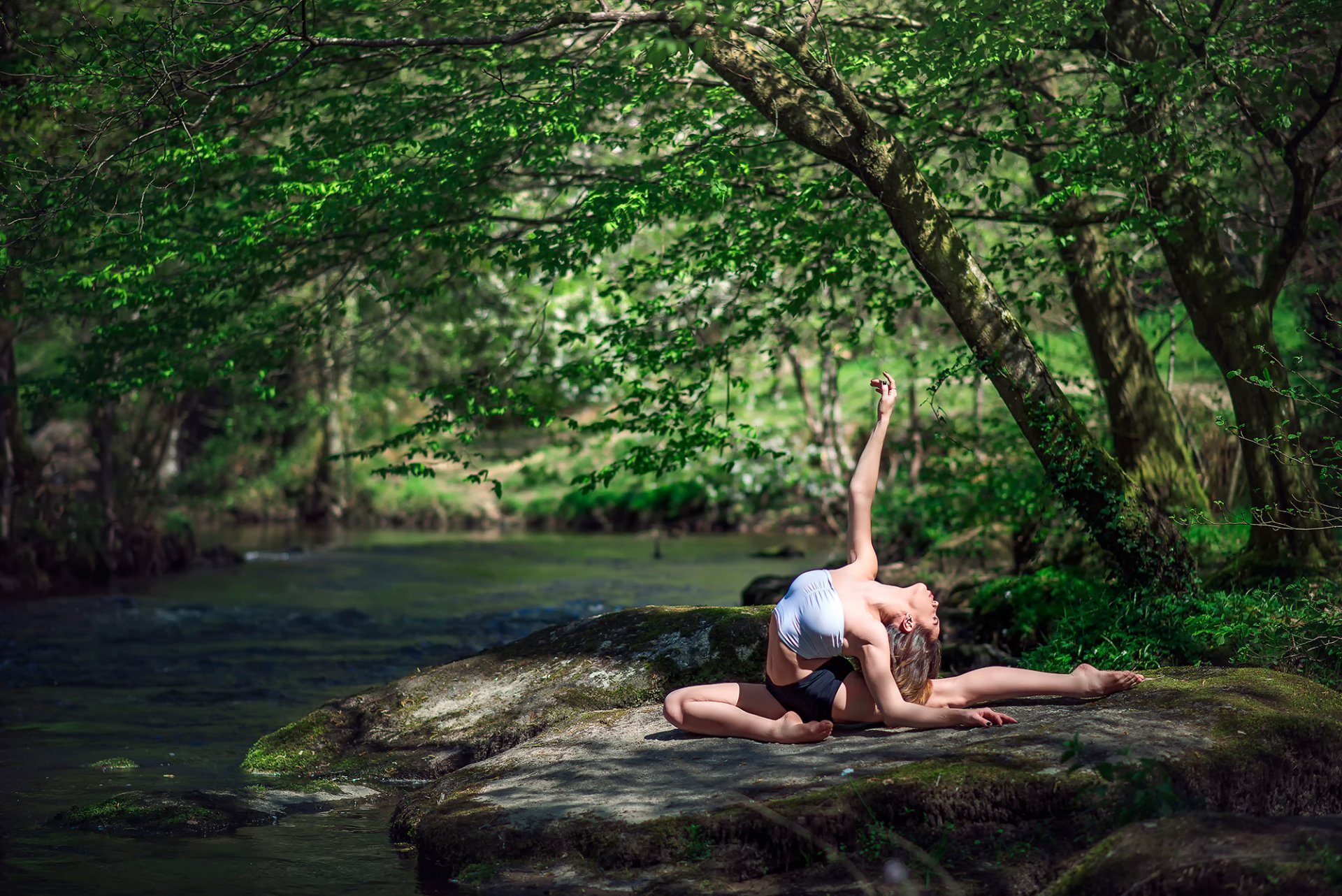 marie-lou lagrange gimnasta gracia.piedra río naturaleza