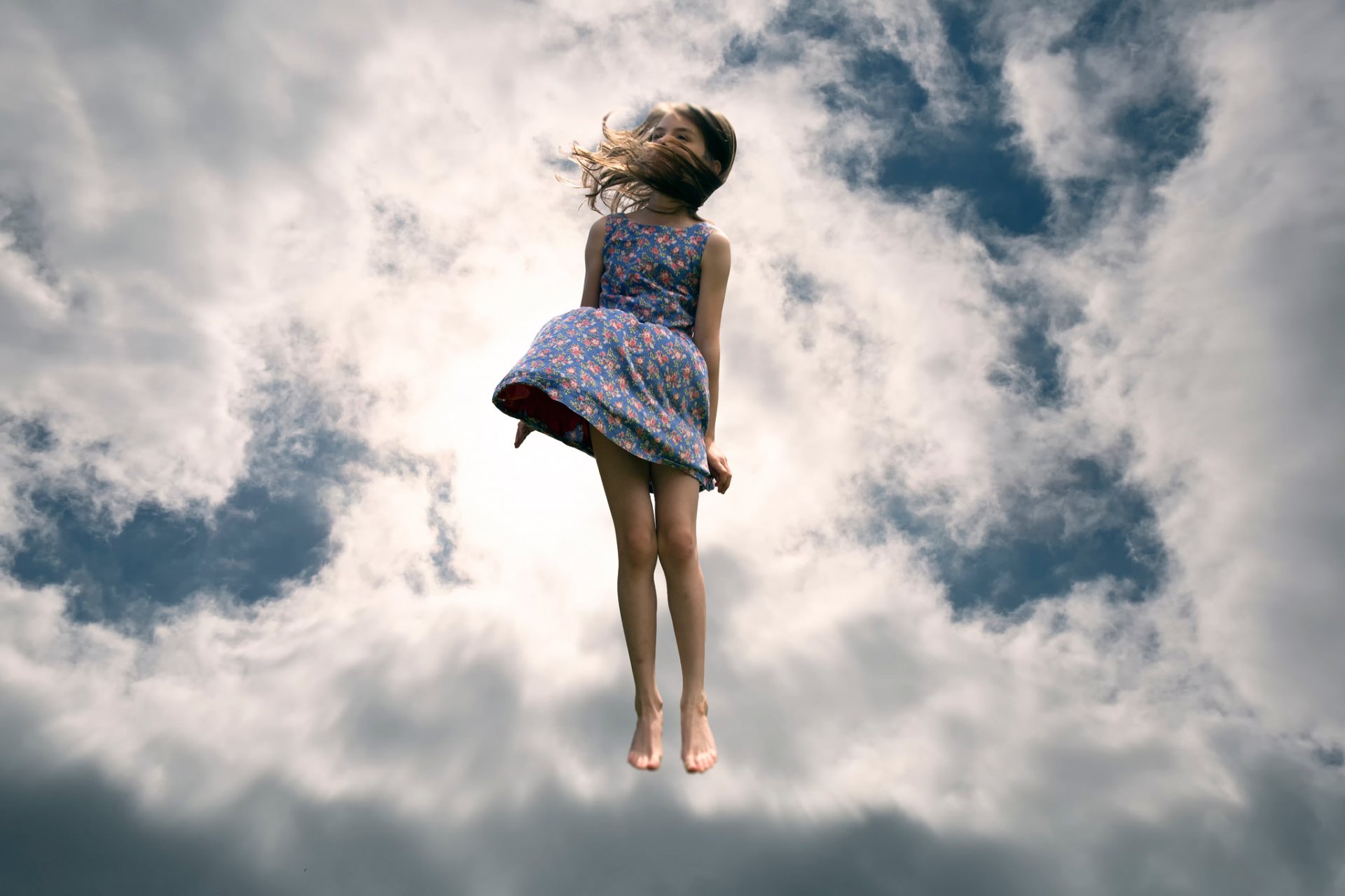 fille ciel saut nuages