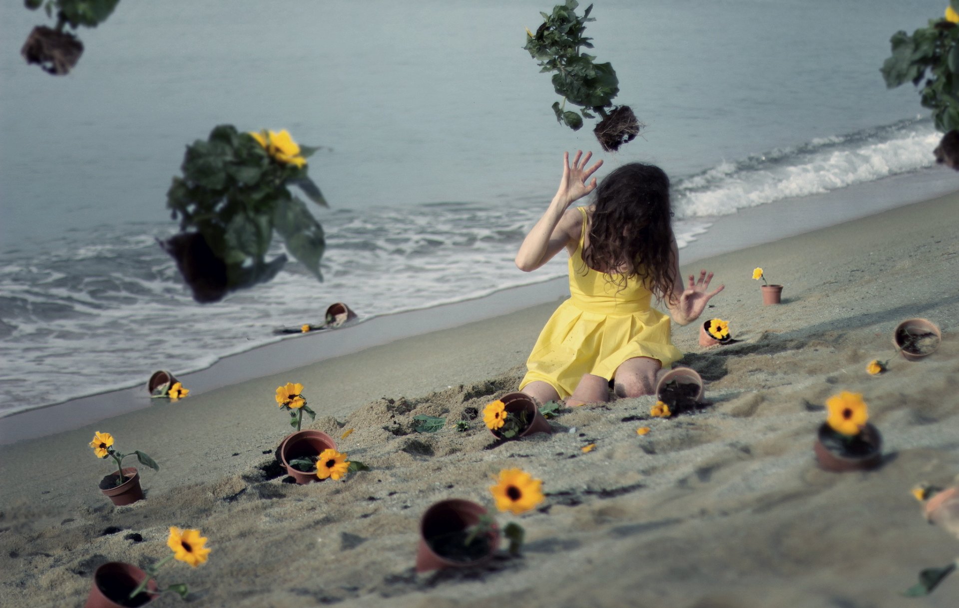 la jeune fille les pots de fleurs