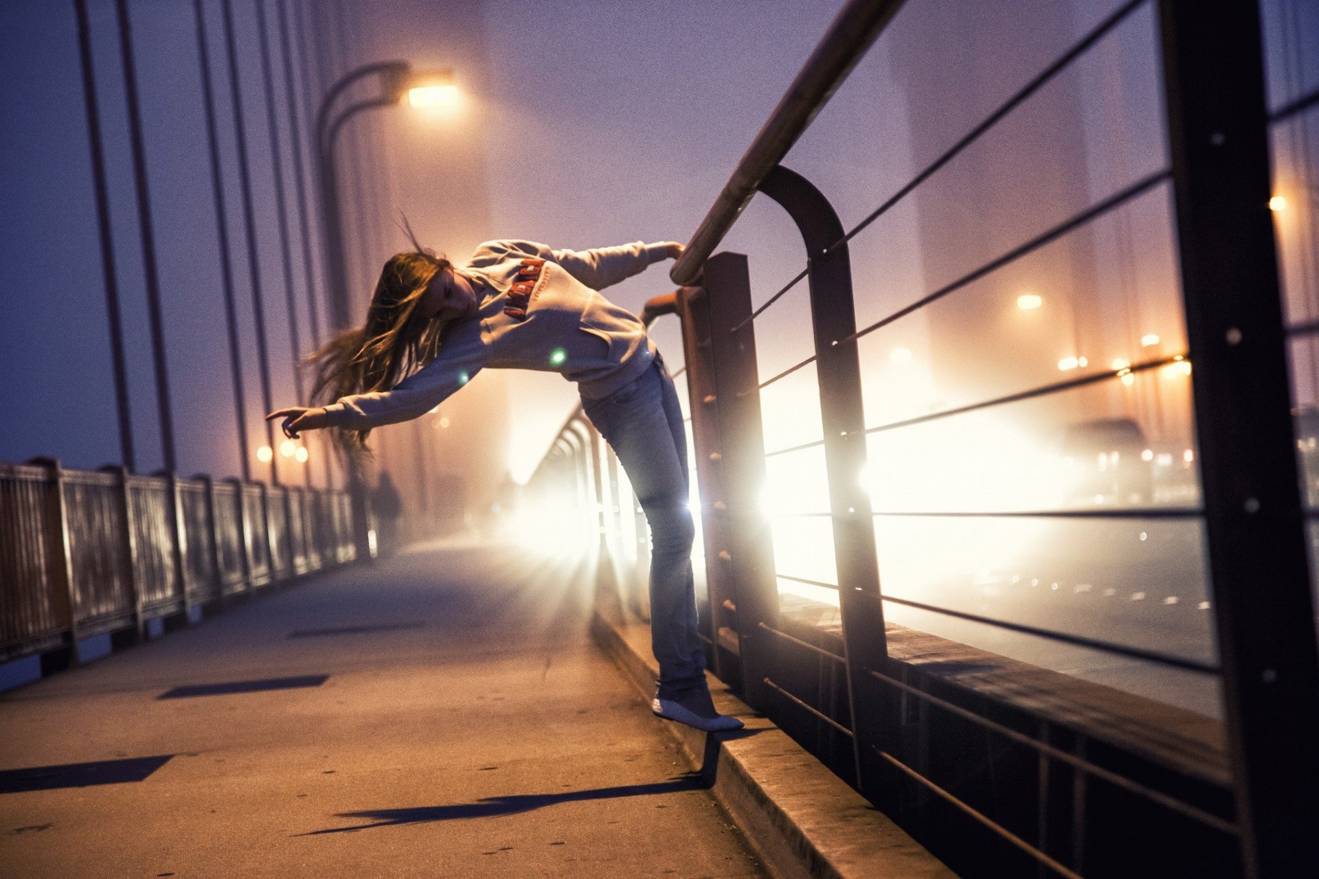 mädchen brücke geländer nacht lichter licht