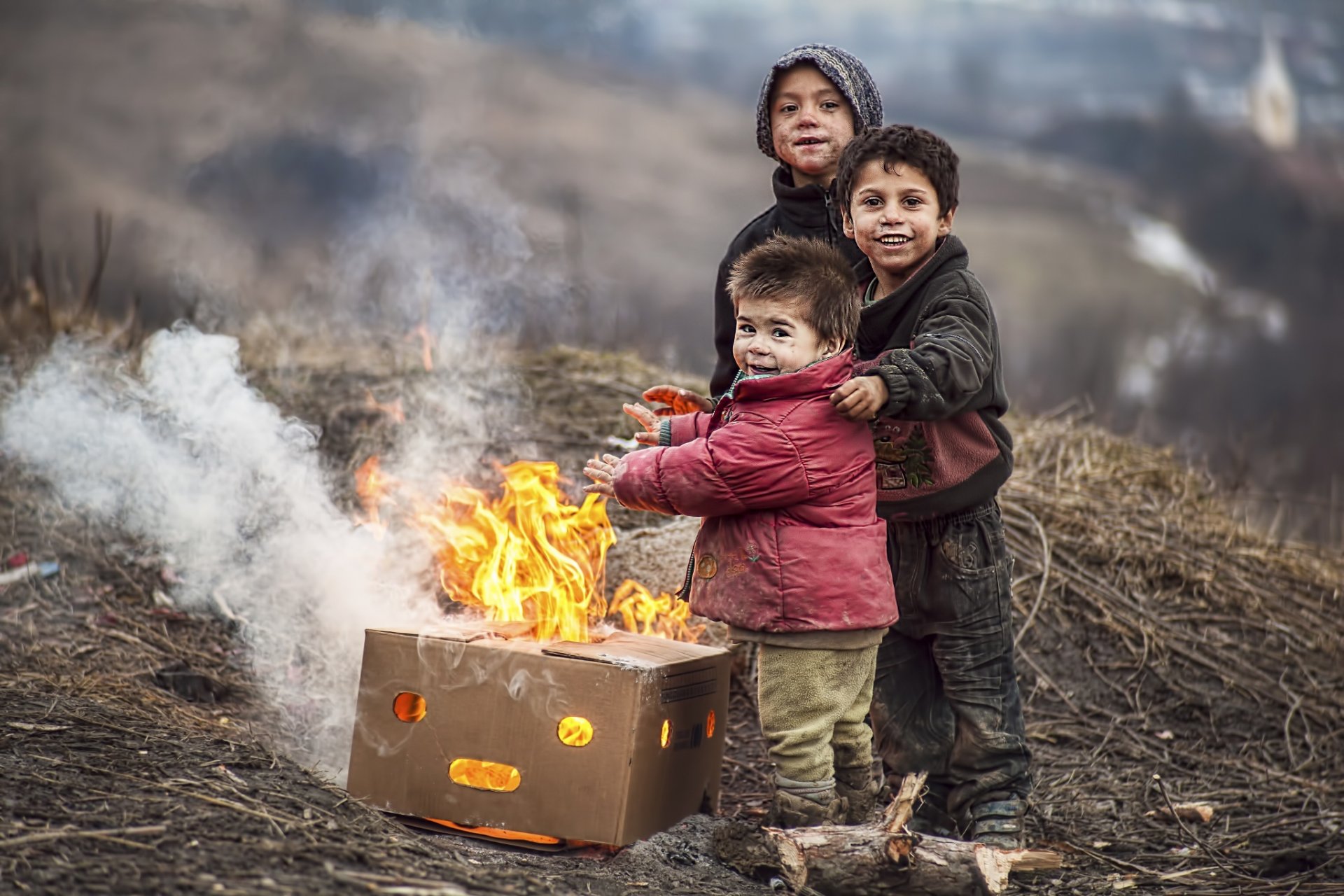 niños hoguera pobreza niños sucio sonrisa felicidad caliente calentarse caja llama malo caliente