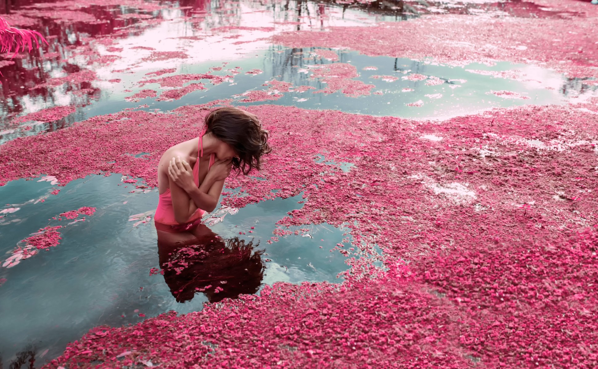 chica en el agua río corriente floración