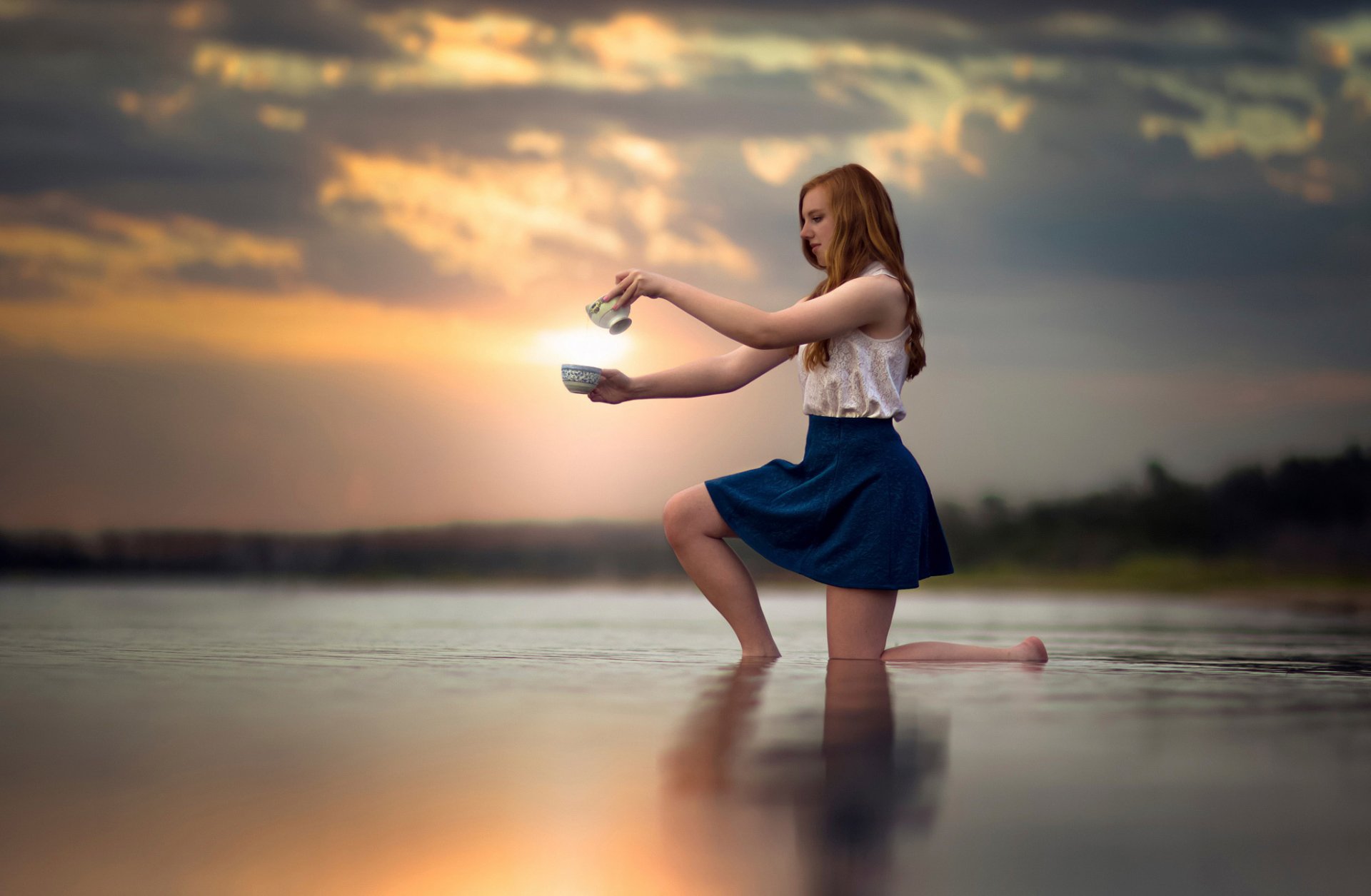 la jeune fille dans l eau coucher de soleil la jupe les jambes