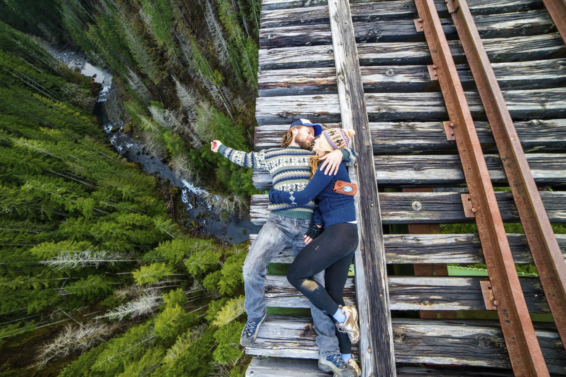 großer fall romantik mädchen mann extrem liebe brücke höhe isaac gautschi