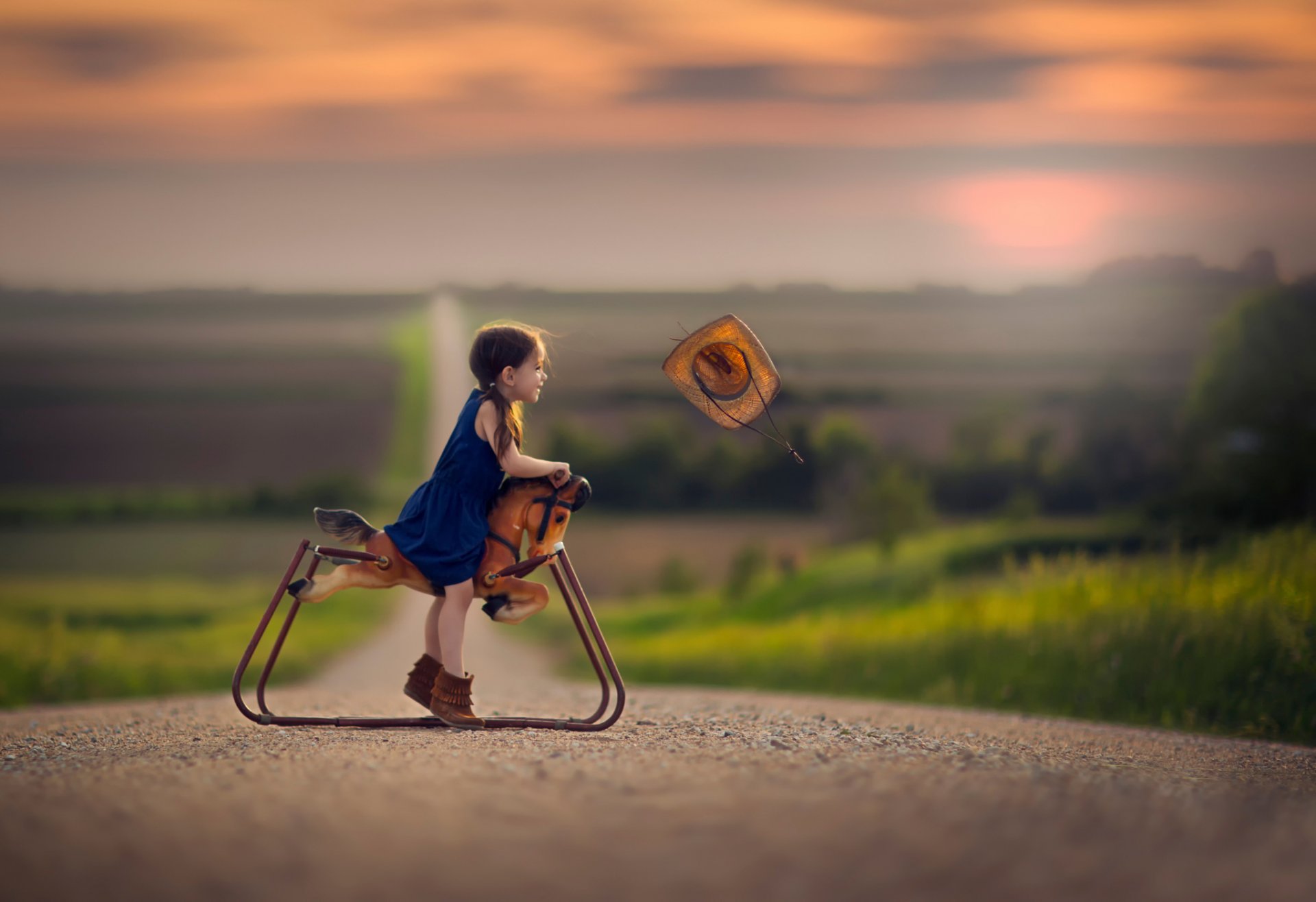 niña camino juguete caballo sombrero viento espacio