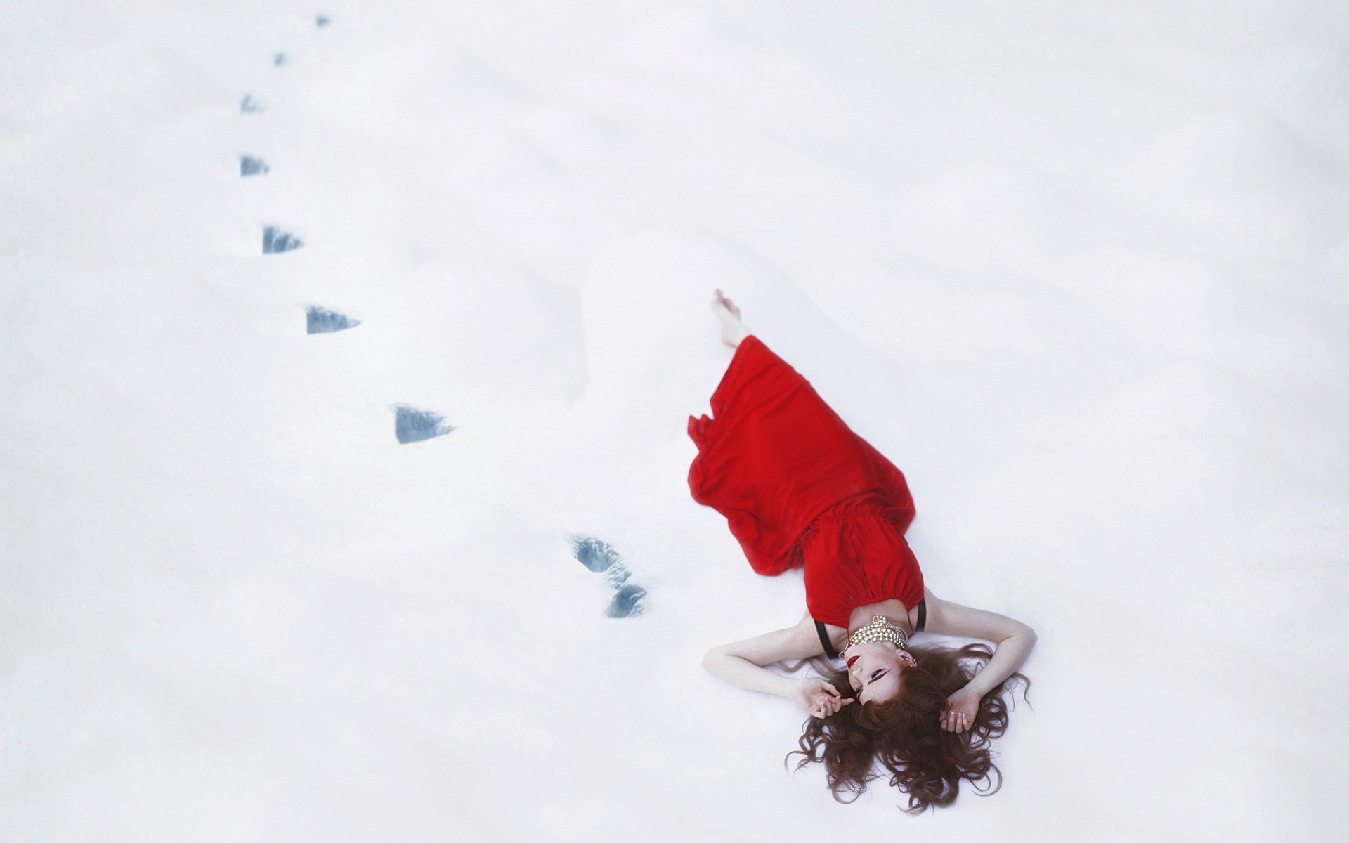 la jeune fille de la posture de la neige