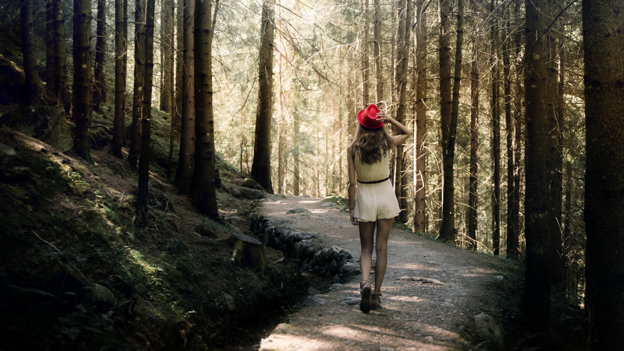 ragazza foresta passeggiata