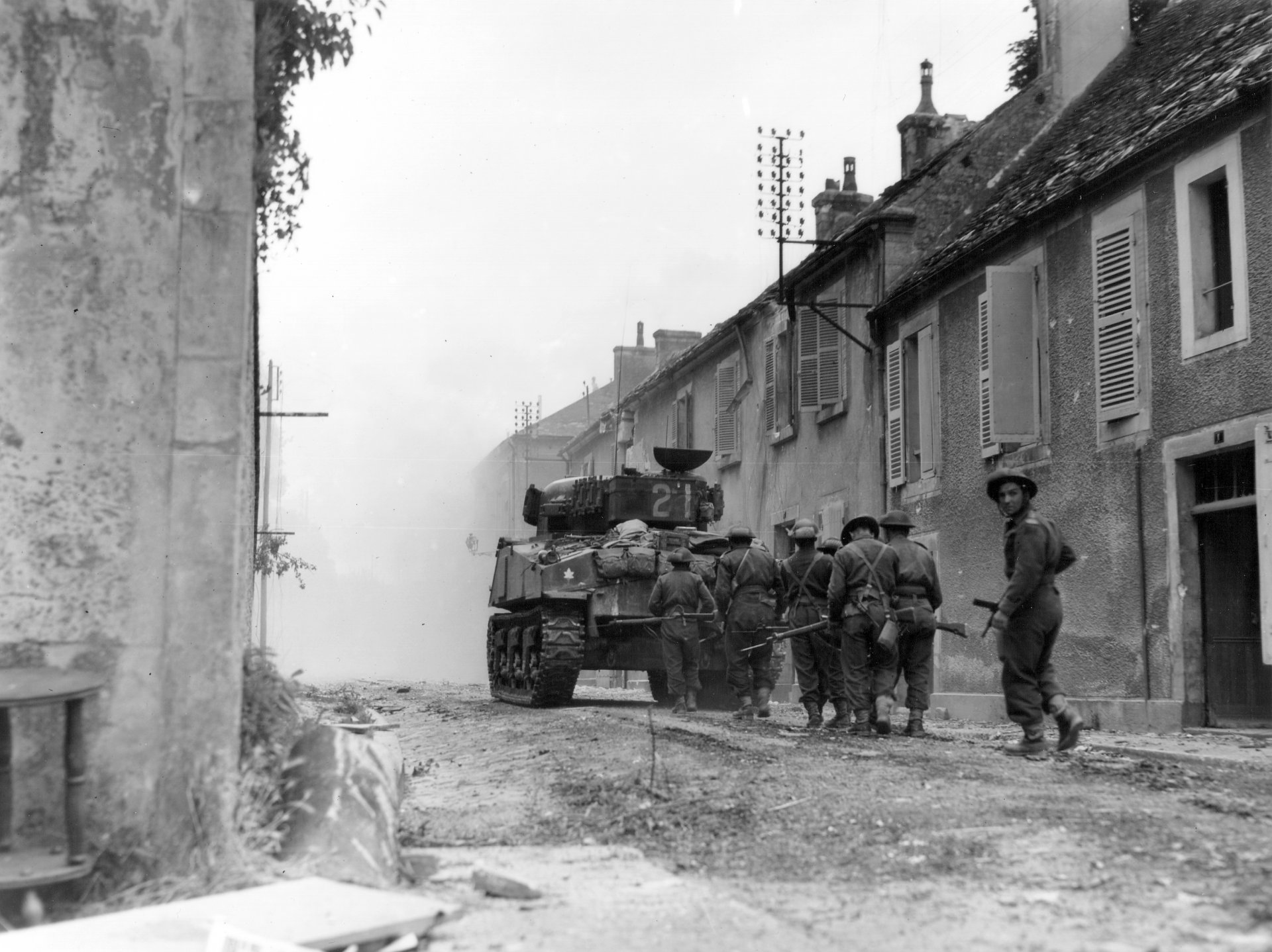 guerra uomini bianco e nero soldati armi carro armato devastazione nebbia