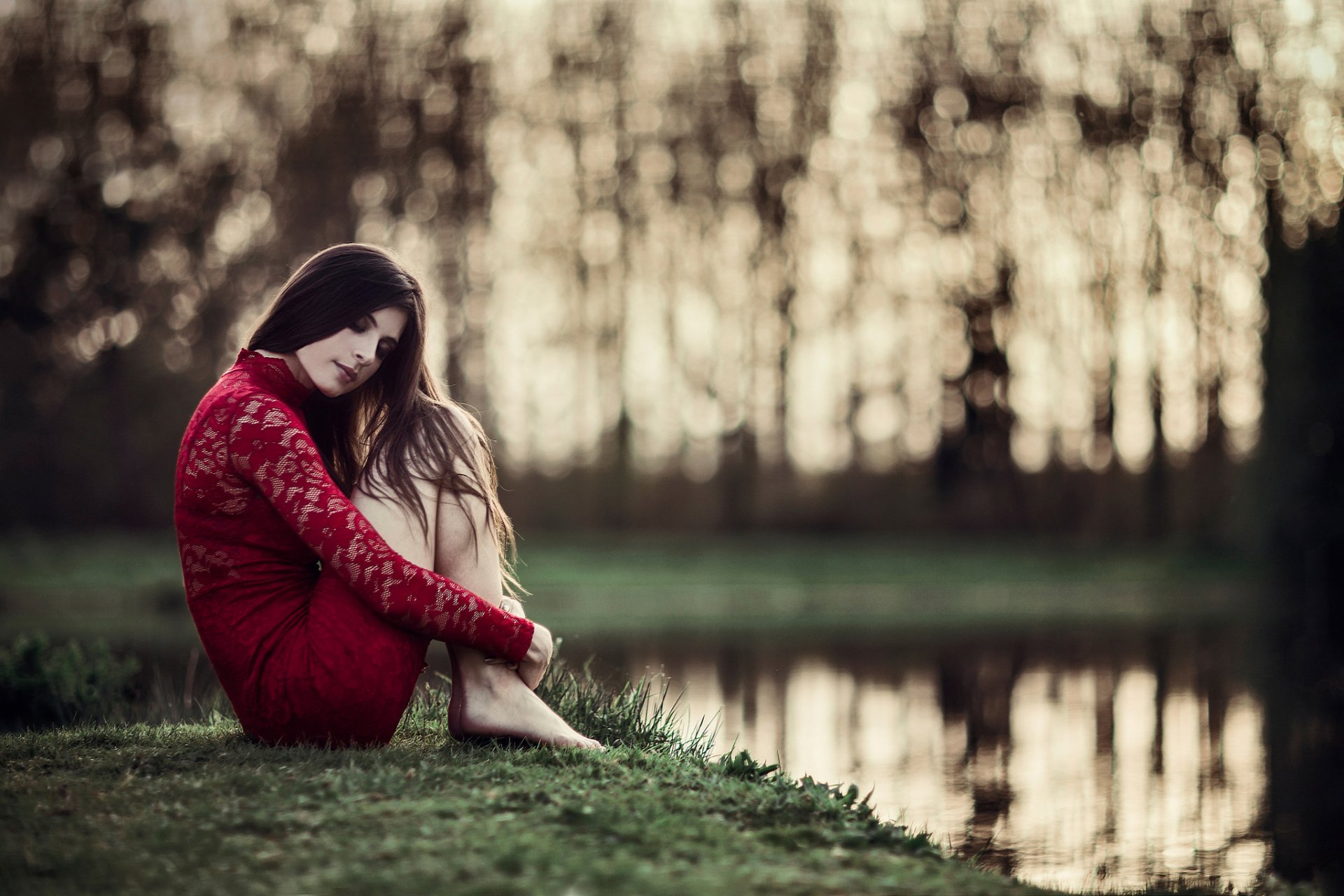 chica en rojo en la orilla sueños