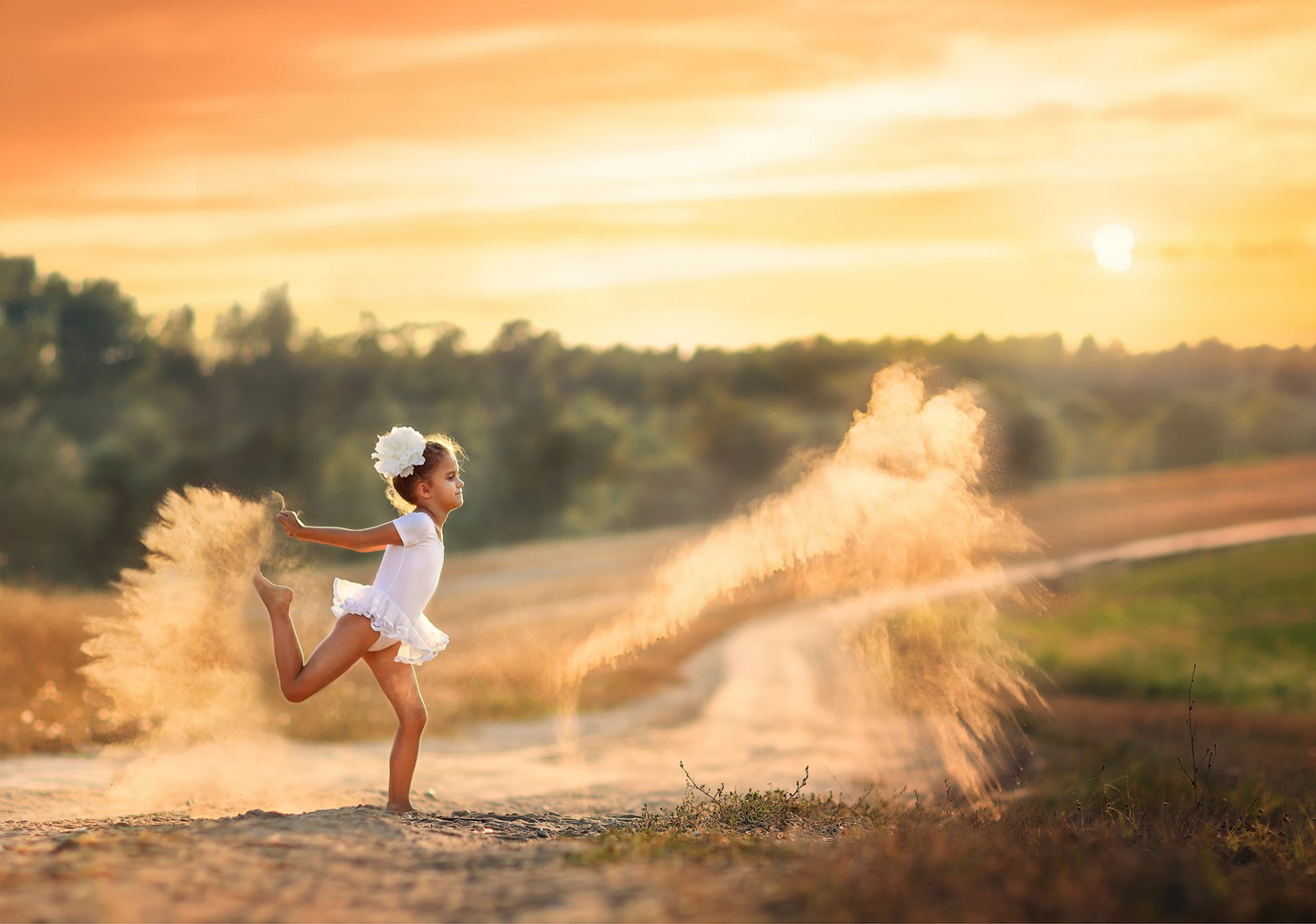 danse avec la poussière la fille le sable la poussière