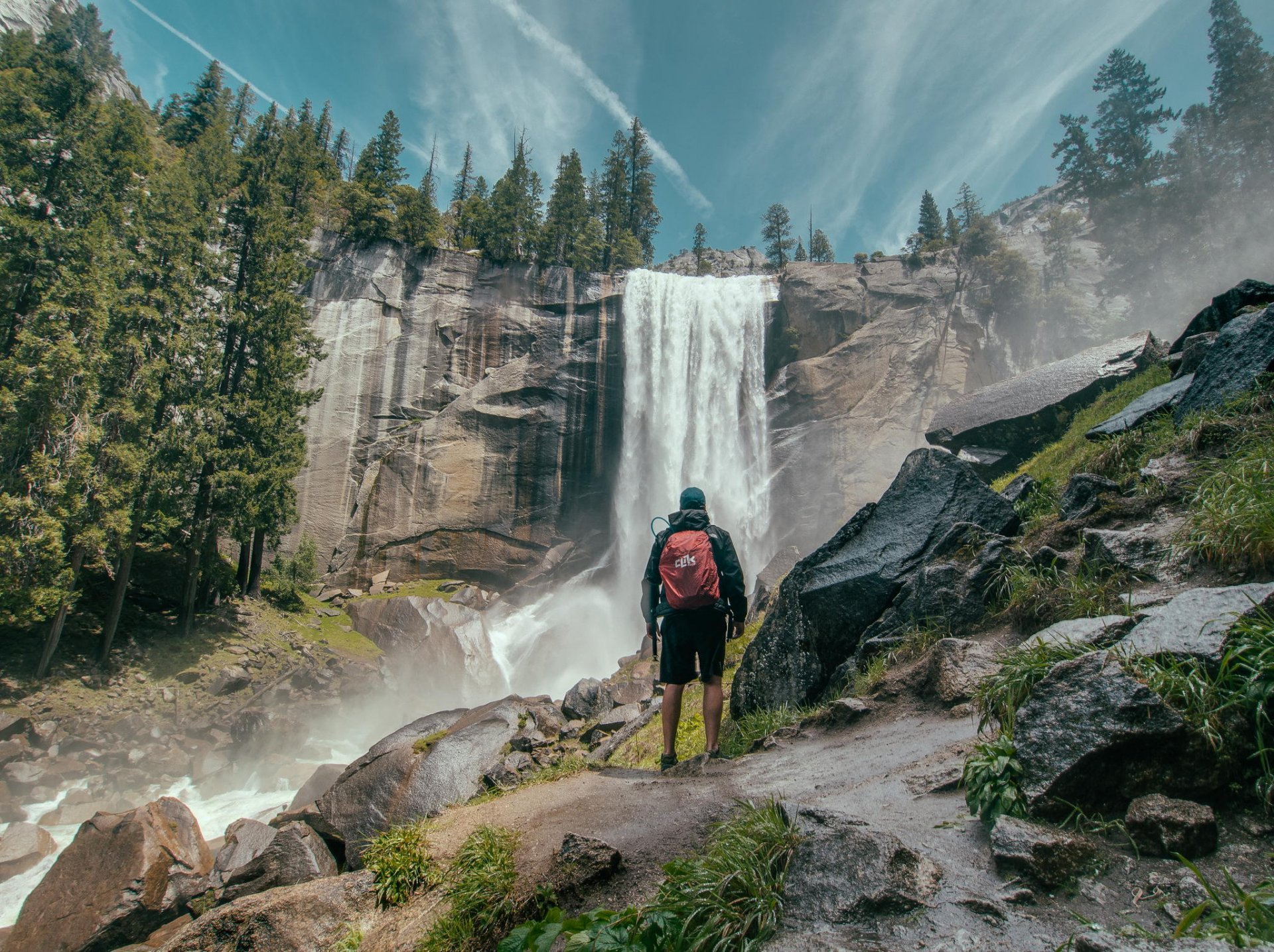 roca bosque cascada naturaleza turista viajero admirar el paisaje