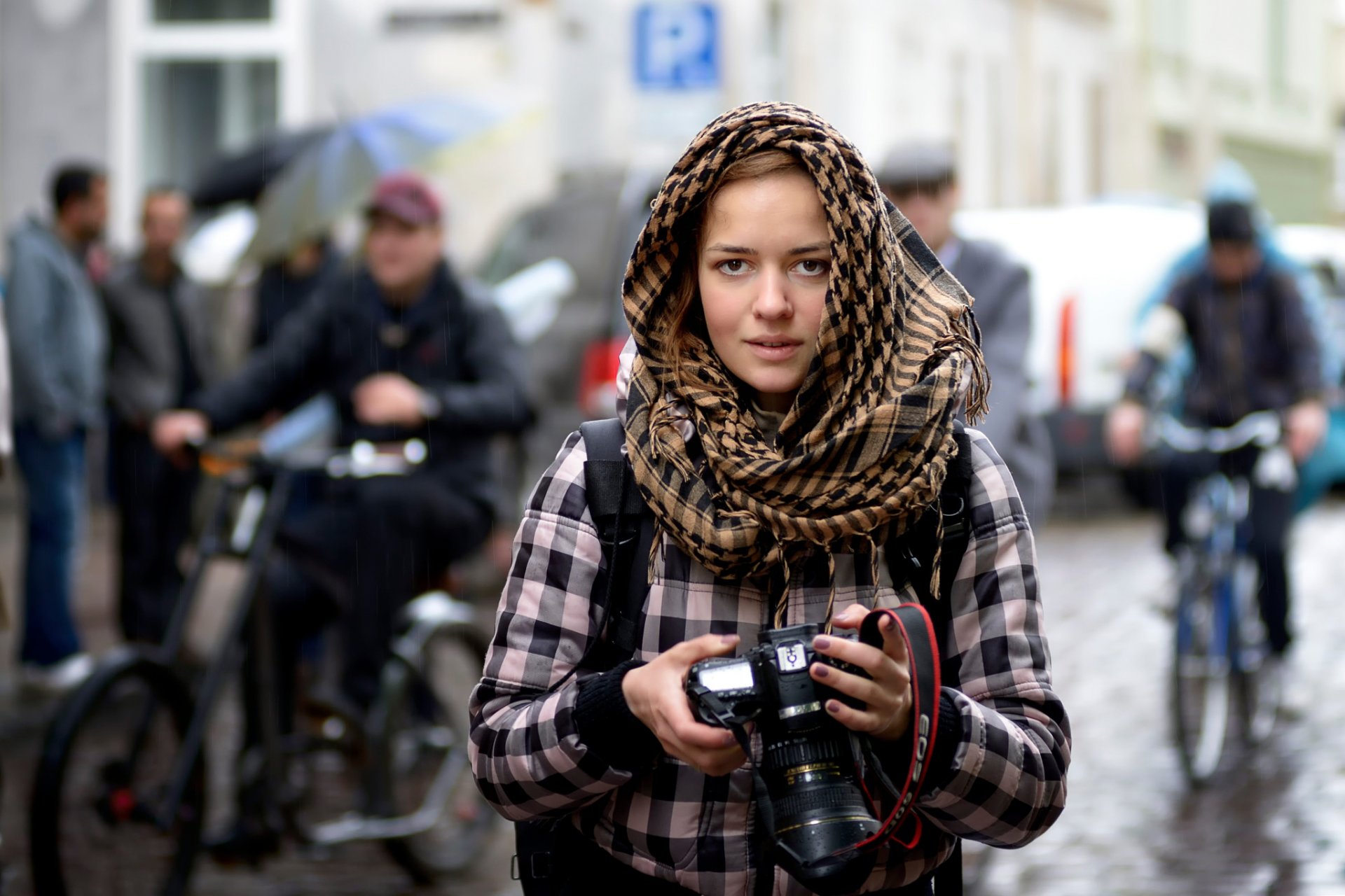 nieznajomy dziewczyna fotograf ulica miasto deszcz aparat