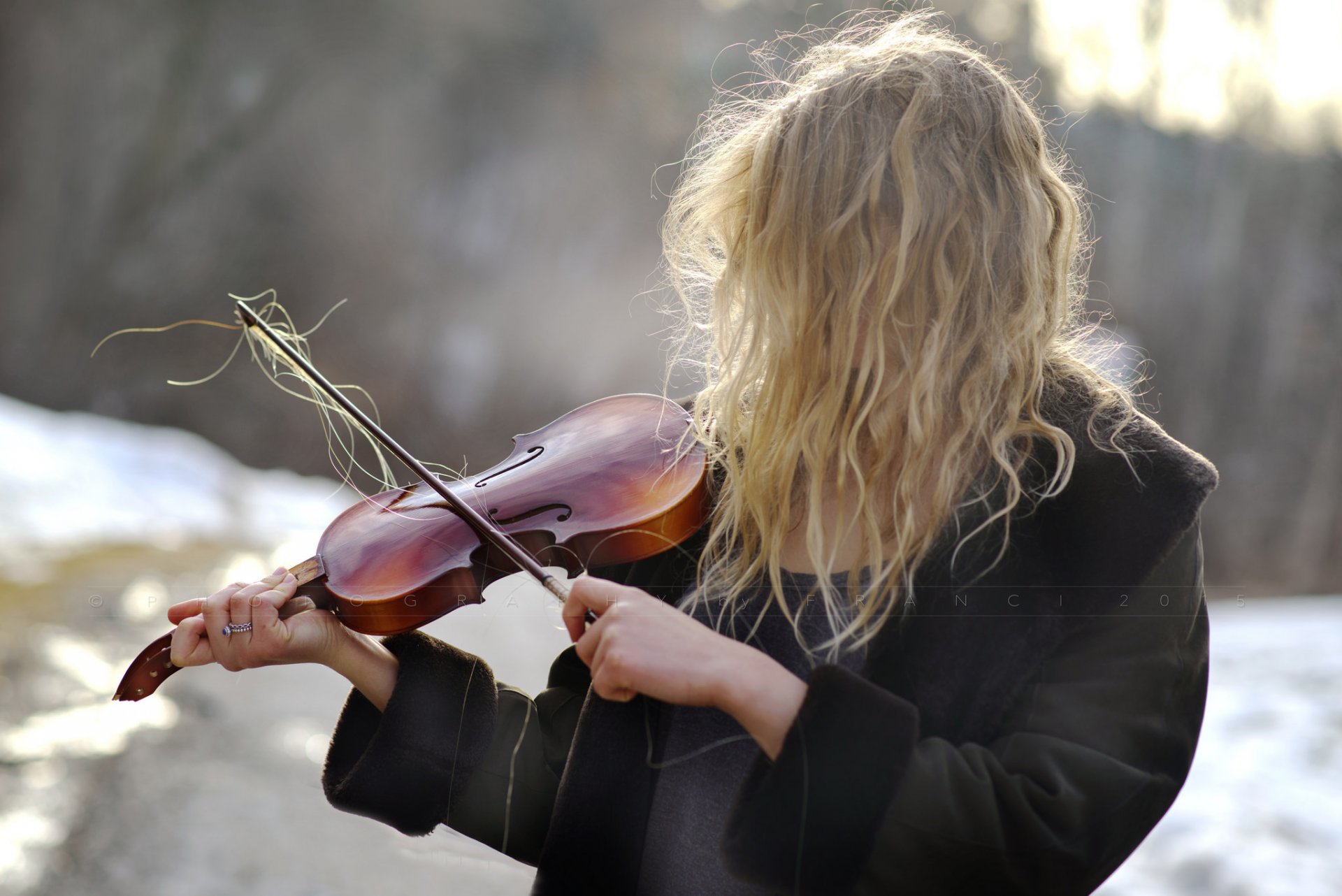 ragazza violino capelli