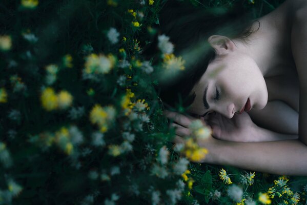 Couchage fille sur l herbe de repos