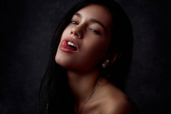 Portrait d une jeune fille avec la langue et les lèvres