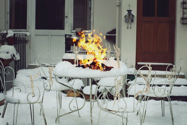 Idee für ein Foto. Feuer auf dem Tisch im Winter