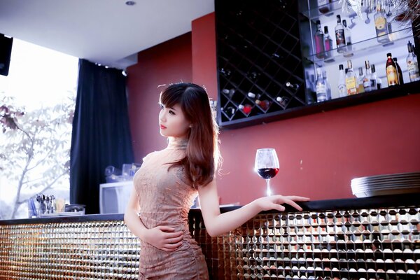 Chica asiática con brcal vino