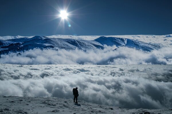 Cimas de montañas por encima de las nubes