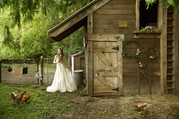 La jeune fille de la mariée dans une robe blanche dans le village