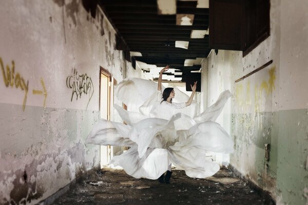 Fille danse dans le couloir