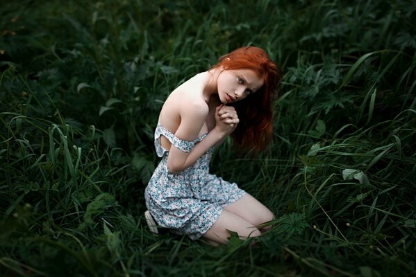 Rousse impuissant fille avec оголенным épaule sur l herbe